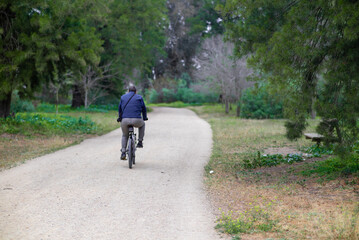 Obraz premium Ciclista paseando por el campo
