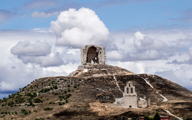 Panoramic view of the town of Mota del Marqu&eacute;s with the church of San Martin and the remains of the ruined castle