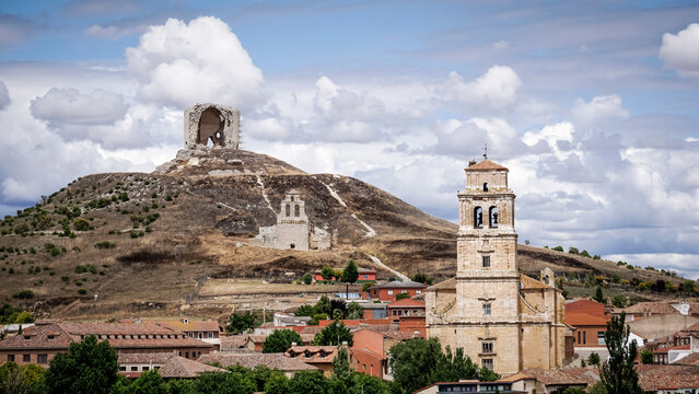 Panoramic view of the town of Mota del Marqu&eacute;s with the church of San Martin and the remains of the ruined castle