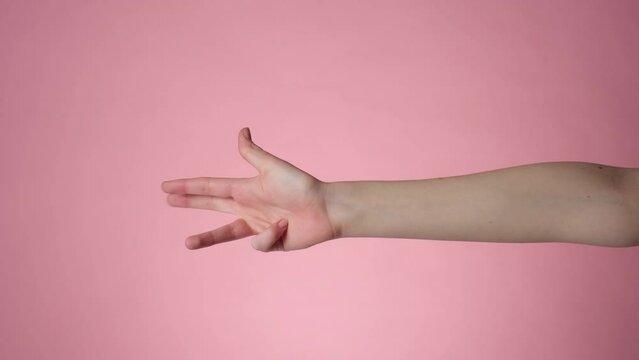 Female hand counting from 0 to 5
