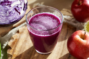 Purple cabbage juice with red cabbage and apples