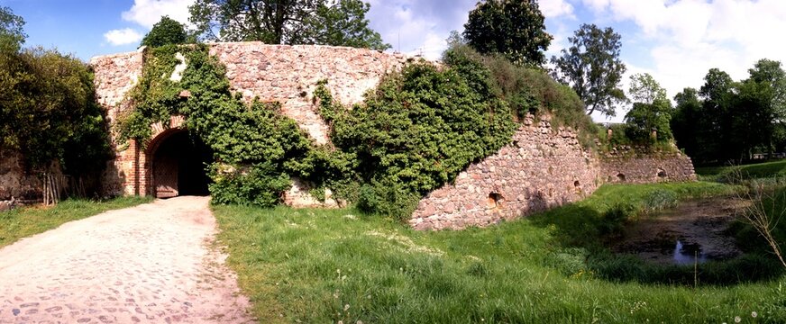 Burg Spantekow, Eingangstor