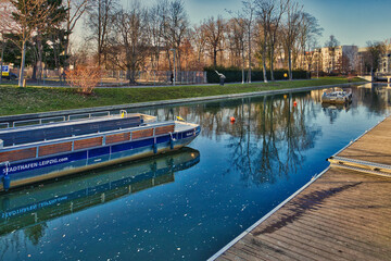Boot im Stadthafen Leipzig, blauer Himmel, Spiegelung im Wasser