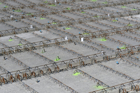 plancher pr&eacute;fabriqu&eacute; en cours de coulage