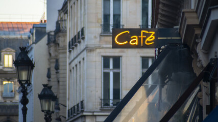 Fototapeta na wymiar enseigne lumineuse d'un café parisien 