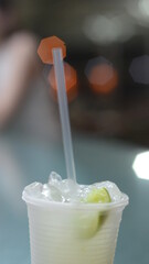 Coktail  con hielo y limón , bebida , hielo , limón , fresco , noche , verano , viajar , 