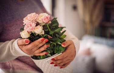 Dzień matki . Bukiet kwiatów w dłoniach  - obrazy, fototapety, plakaty