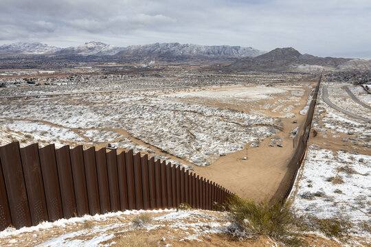 Snowy landscape of the wall that divides Mexico from the United States in Ciudad Ju&aacute;rez, border with El Paso, Texas.
