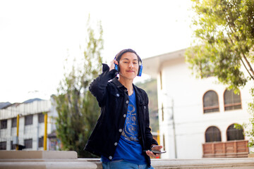 Fototapeta premium Chico con audífonos disfrutando de la música