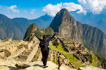 persona con los brazos levantados en la montaña, Machu Picchu,el turismo y el concepto de...