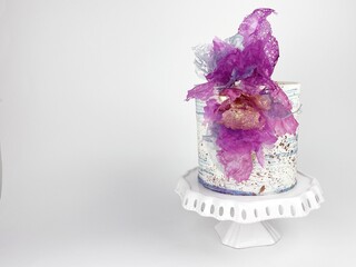 Pastel de fondant en tendencia con técnica crinolina comestible