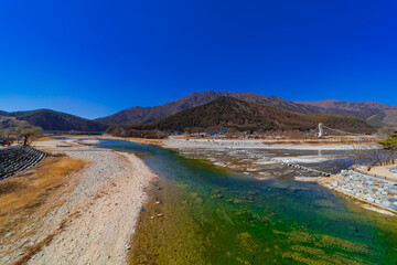 파란 하늘과 맑은 물, 2개의 하천이 만나는 곳의 봄 풍경 (정선, 아우라지)