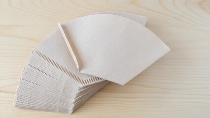 折り曲げた無漂白のコーヒーフィルター