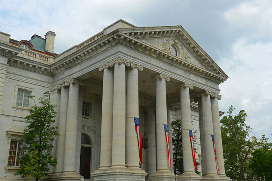 Memorial Continental Hall is a 1910 Georgian revival style building at 1776 D Street NW, Washington DC, USA. Now this building is the headquarters of the Daughters of the American Revolution (DAR).