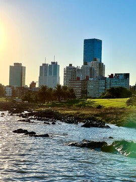 Verano en Uruguay, puesta de sol en playa de Montevideo, Costas uruguayas con rambla. Paisajes Uruguay, Edificios con vista al mar y cielo azul