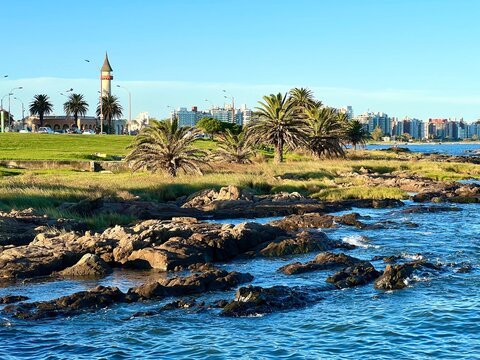 Museo oceanogr&aacute;fico en Mvd, Costas Uruguay,  Playa con rocas en Rambla de Montevideo, Paisajes uruguayos. Playas Uruguay