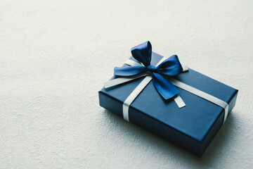 青いプレゼントの箱　白背景