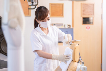 病室を消毒する白衣の女性
