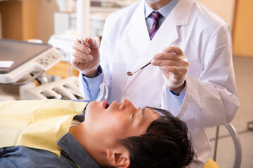 治療する歯科医師
