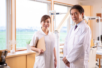 Obraz premium 男性医師と看護師 