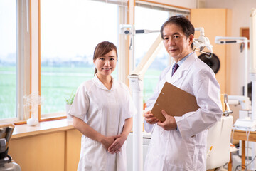 Obraz premium 男性医師と看護師 