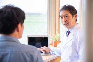 Obraz premium 男性を診察する医師 