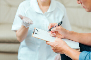 問診する看護師と男性患者
