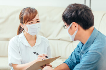 問診する看護師と男性患者
