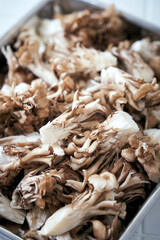 クローズアップした、ほぐした小ぶりの舞茸