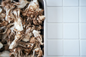 トレーに山盛り載せた、ほぐした小ぶりの舞茸
