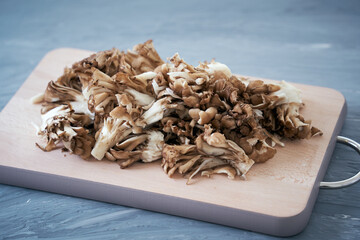 トレーに山盛り載せた、ほぐした小ぶりの舞茸
