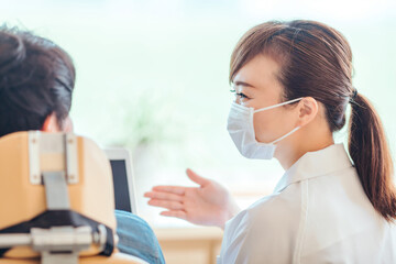 歯科衛生士と男性患者
