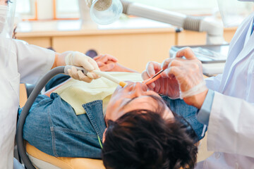 Obraz na płótnie Canvas 歯医者と男性患者 