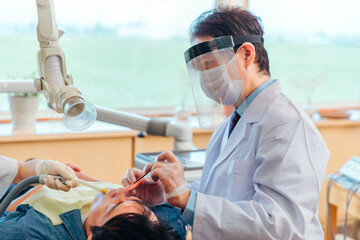 歯医者と男性患者
