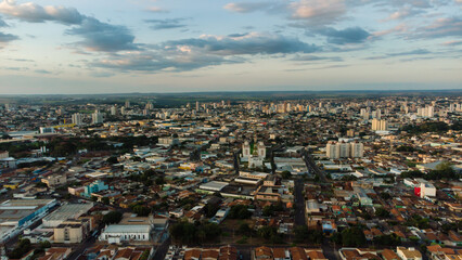 Vista aérea de uma cidade de diversos pontos em um fim d etarde no verão