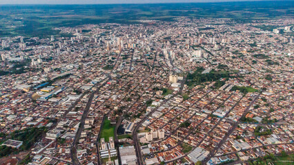 Obraz premium Vista aérea de uma cidade de diversos pontos em um fim d etarde no verão