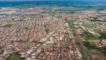 Vista aérea de uma cidade de diversos pontos em um fim d etarde no verão