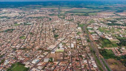 Obraz premium Vista aérea de uma cidade de diversos pontos em um fim d etarde no verão