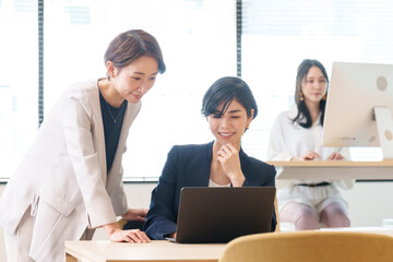 Fototapeta premium オフィスで働く女性