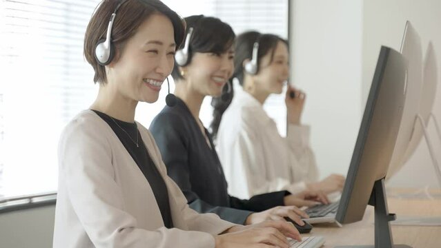 女性　コールセンター　オペレーター