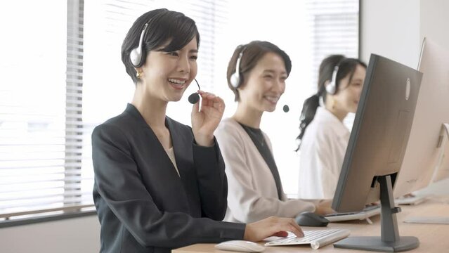 女性　コールセンター　オペレーター
