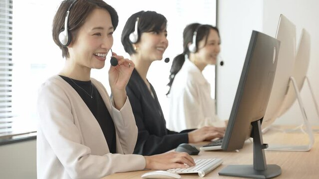 女性　コールセンター　オペレーター