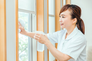 窓拭きをする看護師
