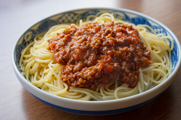 明るいミートソーススパゲティ