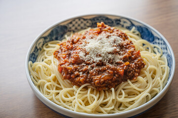 明るいミートソーススパゲティ