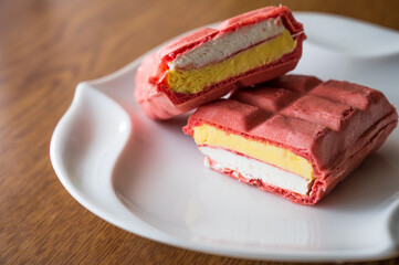 苺のモナカアイス