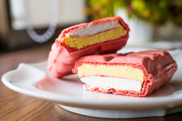 苺のモナカアイス