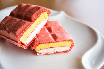 苺のモナカアイス