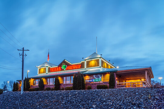 New Hartford, New York - Mar 7, 2022: Night View Of Texas Roadhouse Restaurant Exterior, Texas Roadhouse Is A Chain Restaurant Offering Western Theme Steak Meals At Over 450 Locations.