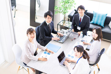 オフィスでミーティングをするビジネスパーソン